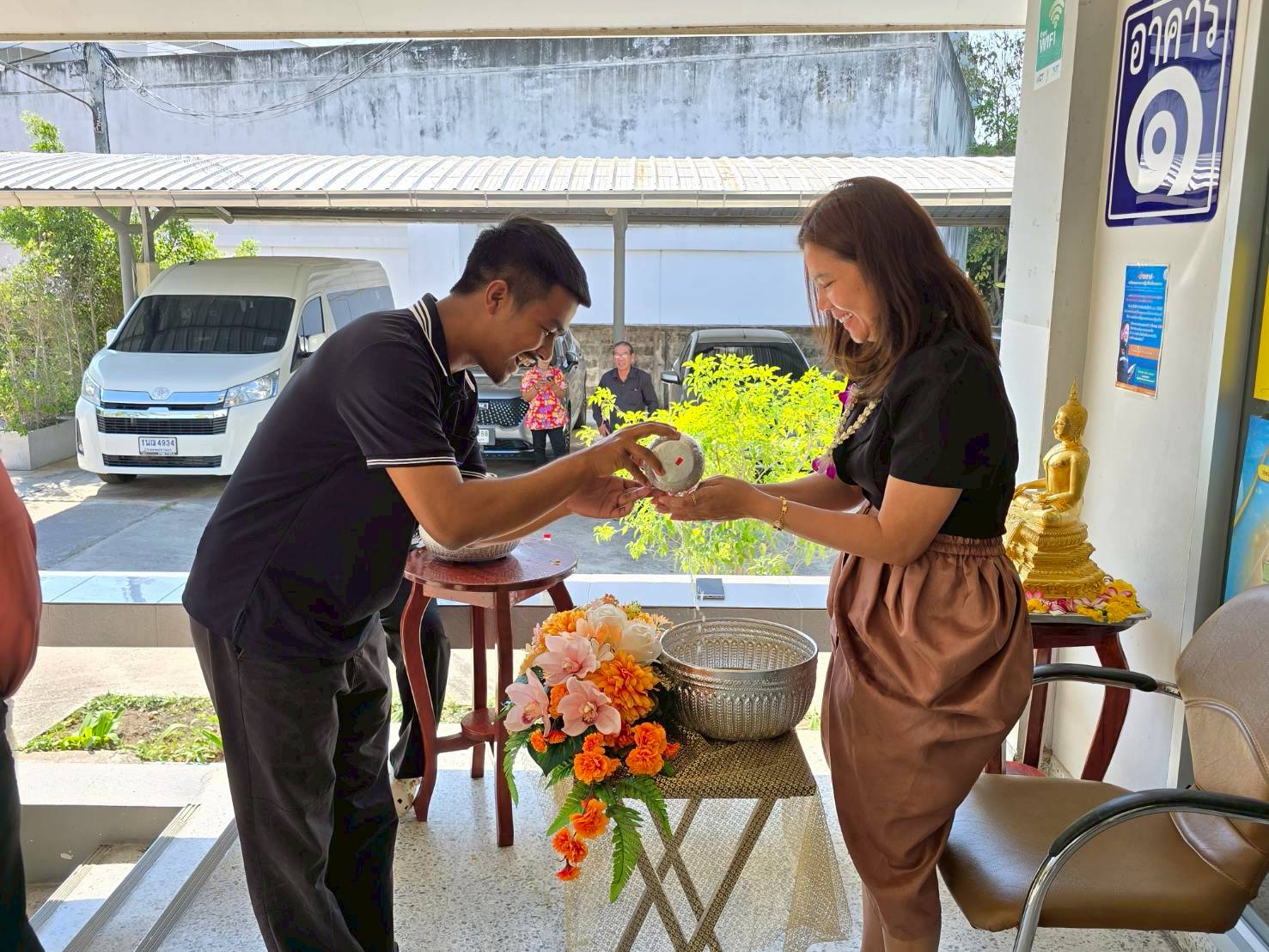 title - สำนักงานการปฏิรูปที่ดินจังหวัดเพชรบุรี ร่วมสืบสานวัฒนธรรม ประเพณีวันสงกรานต์ สรงน้ำพระและ รดน้ำขอพรปฏิรูปที่ดินจังหวัดเพชรบุรี